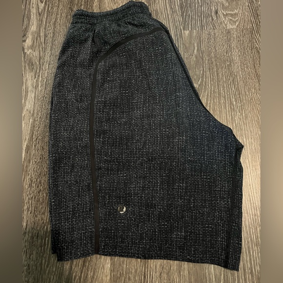 Lululemon Men’s Lined Shorts - Picture 5 of 7